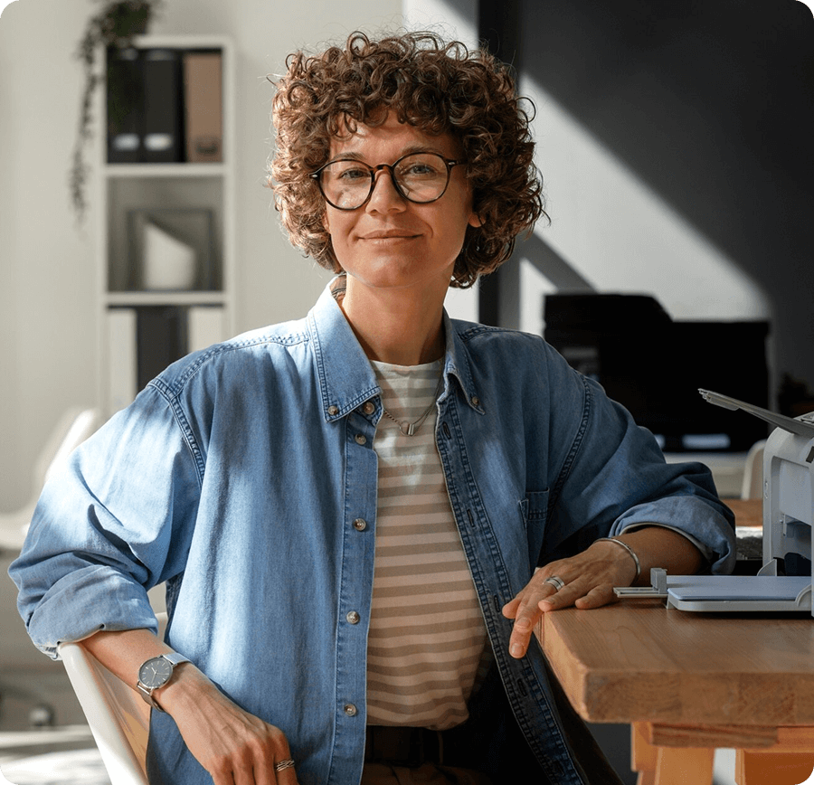 Людина працює за столом